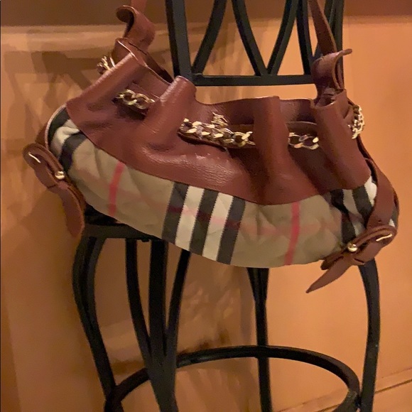 Classic Burberry Bag - Picture 5 of 5